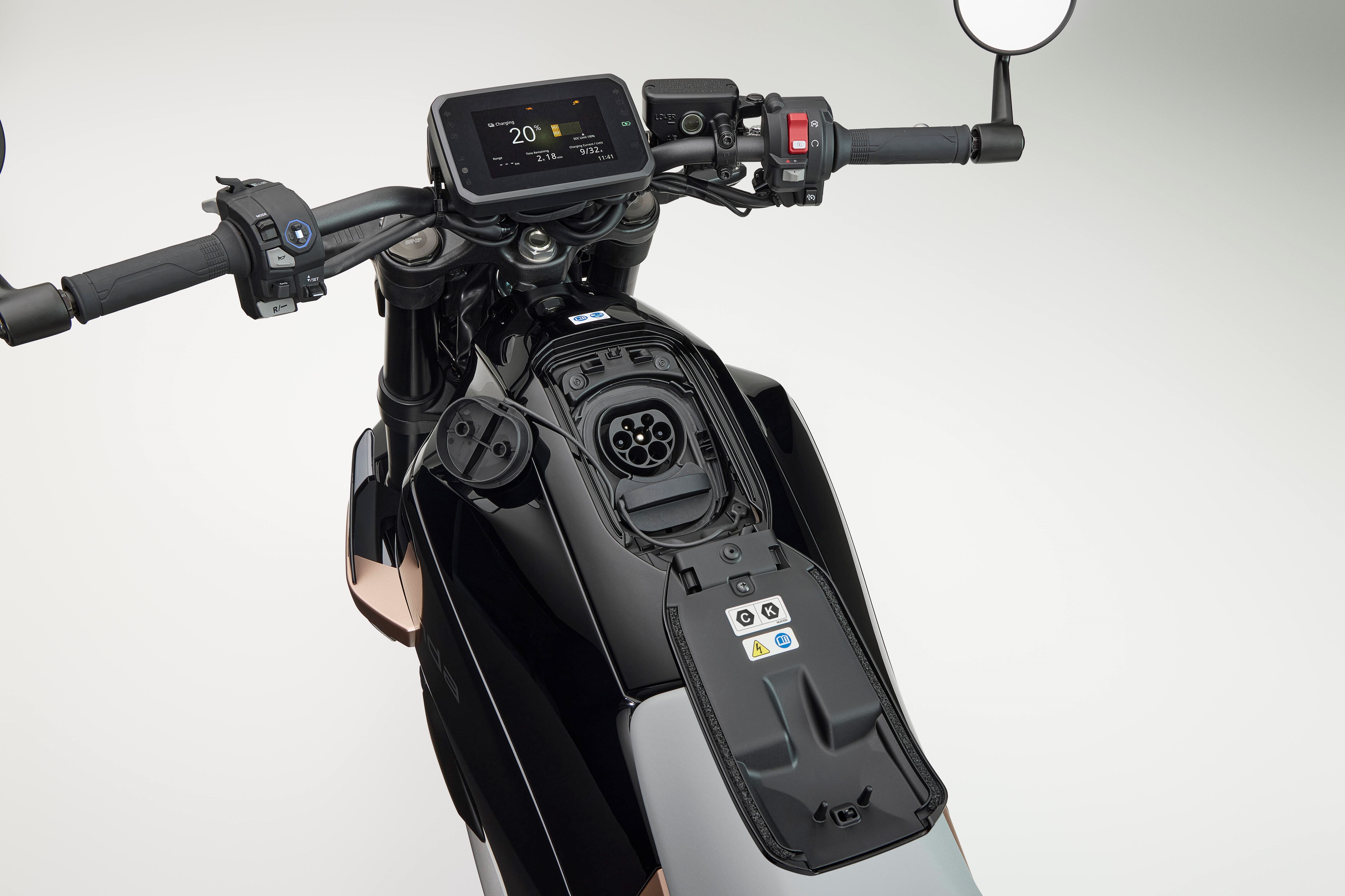 Könnyen elérhető a tankborítás alatti töltöcsatlakozó.